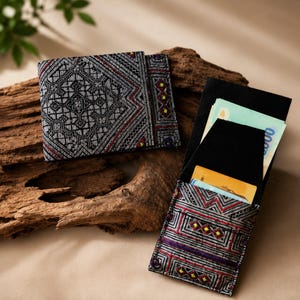 Handgefertigte Geldbörse aus Hmong-Brokat, schlankes Kartenetui mit ethnischem geometrischem Stammesmuster im Boho-Stil