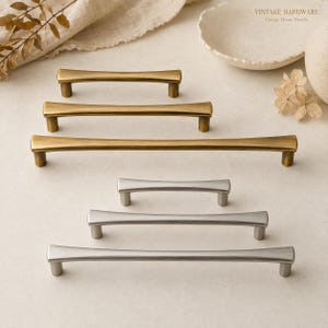 Fransk vintage mässingshandtag, antik lådhandtag, eleganta möbelbeslag, klassiskt köksskåpshandtag, retro byråhandtag