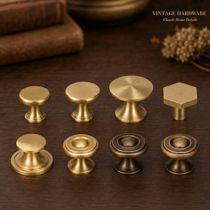 Può includere: Una collezione di otto pomelli per mobili in ottone con forme e finiture varie, inclusi design circolari, esagonali e a gradini. La ferramenta presenta texture metalliche lisce, spazzolate e anticate, disposte in due file su una superficie scura.