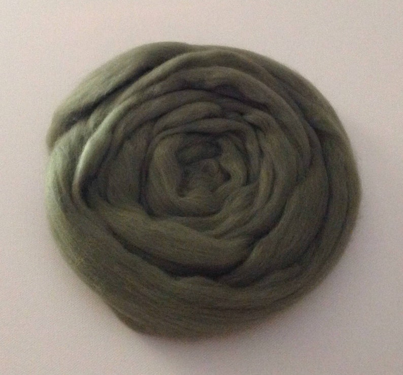 50g Douce Olive Green Merino Wool Roving Superfine Merino Wool Roving for Felting and Spinning