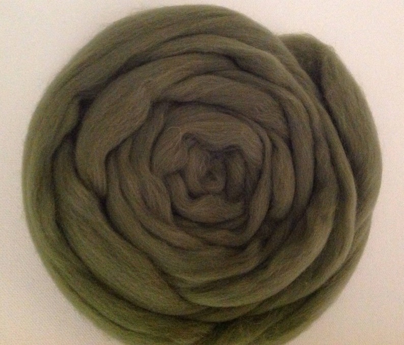 50g Douce Olive Green Merino Wool Roving Superfine Merino Wool Roving for Felting and Spinning