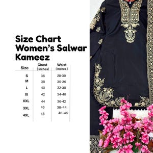 Op de afbeelding: Een zwarte salwar kameez met gouden borduursels rond de halslijn en zoom, weergegeven met een maattabel in inches voor de maten S tot 4XL. Het kledingstuk bevat een bijpassende zwarte broek en een decoratieve rand.