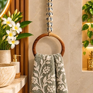 Spersonalizowany wieszak na ręczniki z drewna tekowego, ręcznie malowane ceramiczne koraliki, wystrój łazienki w stylu boho