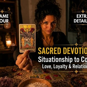 Op de afbeelding: Een tarotkaart getiteld The Lovers met twee figuren onder een engel, vastgehouden in een hand. Tekst: SAME HOUR, EXTRA DETAILED, SACRED DEVOTION RITUAL, Situationship to Commitment, Love, Loyalty & Relationship Clarity. Kaarsen en kristallen zijn aanwezig.