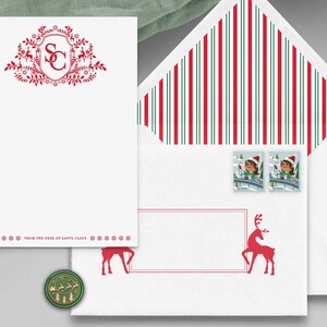 Op de afbeelding: Rode en groene kerststationery set met een rood monogram "SC" in een wapenschild met rendieren en bloemmotieven. De envelop heeft rode en groene strepen en twee postzegels met een meisje in een rode muts en een sneeuwpop. De stationery heeft de tekst "From the desk of Santa Claus".
