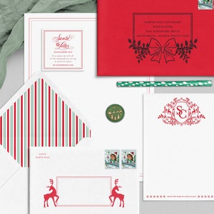 Op de afbeelding: Een witte envelop met rode en groene strepen, een witte kaart met een rood rendier en de tekst "Santa North Pole", een witte kaart met een rood monogram "SC" omringd door een krans van groen en rendieren, en een rode envelop met een zwarte stempel waarop "North Pole Postmark" en "Postmaster 8141 Postmark Drive Anchorage, Alaska 99530-9438" staat.