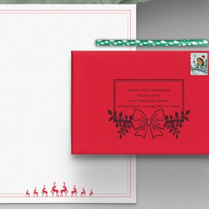 Op de afbeelding: Een rode envelop met een zwart-witte postzegel van het postkantoor van de Noordpool. De postzegel vermeldt "North Pole Postmark Postmaster 4141 Postmaster Drive Anchorage, Alaska 99530-9998". De envelop heeft twee kerstzegels met afbeeldingen van elven.