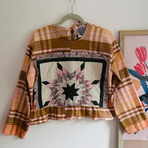 Handgefertigtes, kurzes Baumwoll-Top mit langen Ärmeln aus Vintage-Stoff-Patchwork – Größe M/L