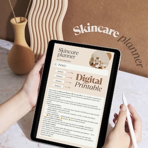 Puede incluir: Una tableta digital que muestra un Skincare planner con el texto Skincare planner, Rutina semanal, Índice y Digital Printable. La pantalla muestra un diseño semanal con secciones para organizar rutinas de cuidado de la piel.