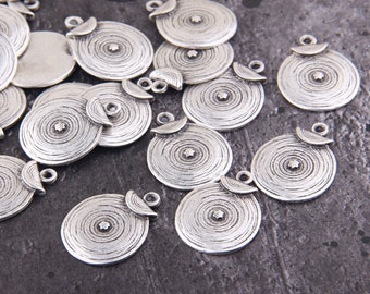 Peut inclure: Un groupe de breloques en métal argenté avec un design circulaire. Chaque breloque présente un motif de cercles concentriques et une petite boucle en haut pour l'attacher à des bijoux ou d'autres objets artisanaux.