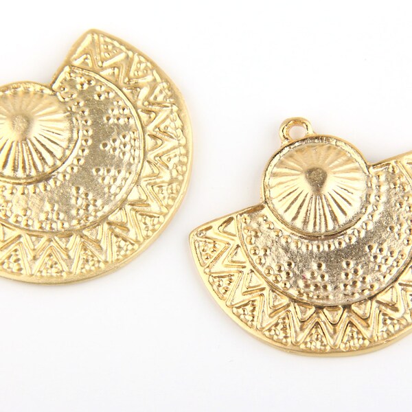 Colgante tribal semicircular, colgante étnico, colgante gitano, baño de oro mate de 22 k, 32 mm, 2 piezas // GP-380