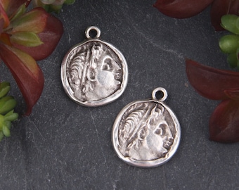 2xRéplica plateada de amuletos de monedas de gladiadores antiguos / Medallón de soldado griego antiguo / Amuletos de monedas griegas antiguas / 19,50x24 mm // SCh-220