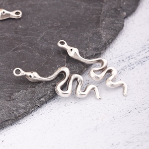 Krabbelnde Schlangen Anhänger, Matt Silber Schlangen Anhänger, Silber Schlangen Charms, Schlangen Schmuck, 2 Stück // SP-499