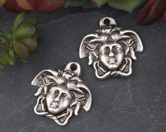 2 Medusa Anhänger Charms, 1-seitige Medusa Drop Charms, Medusa Anhänger, griechische Medusa Kopf Charms, Gold / Silber Medusa Anhänger