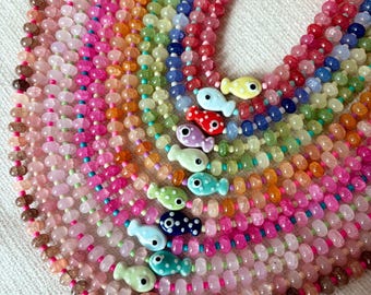 Collana con pesciolino fatta a mano - Perline di vetro a rondella colorate con pesciolino in ceramica e chiusura regolabile