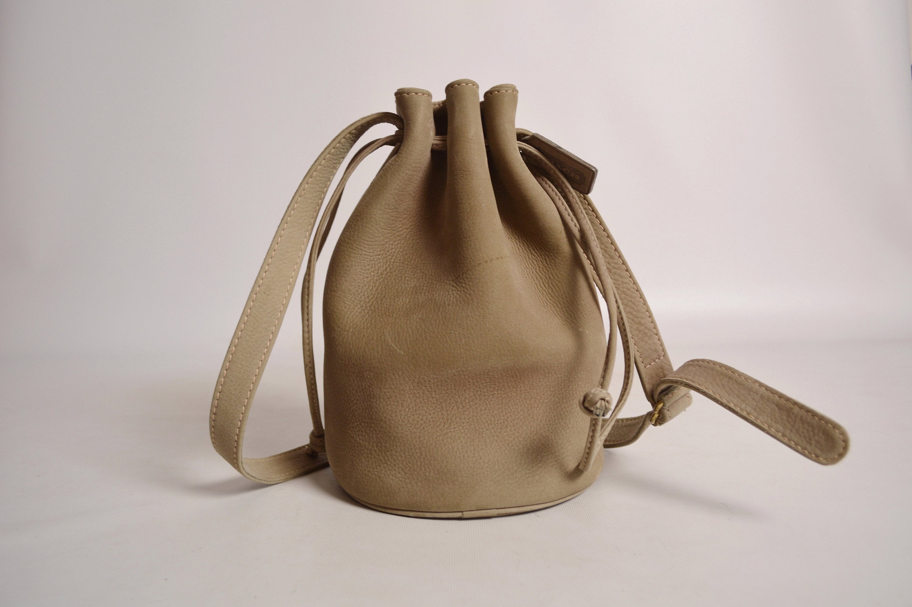Vintage COACH Bucket Bag / taupe suede