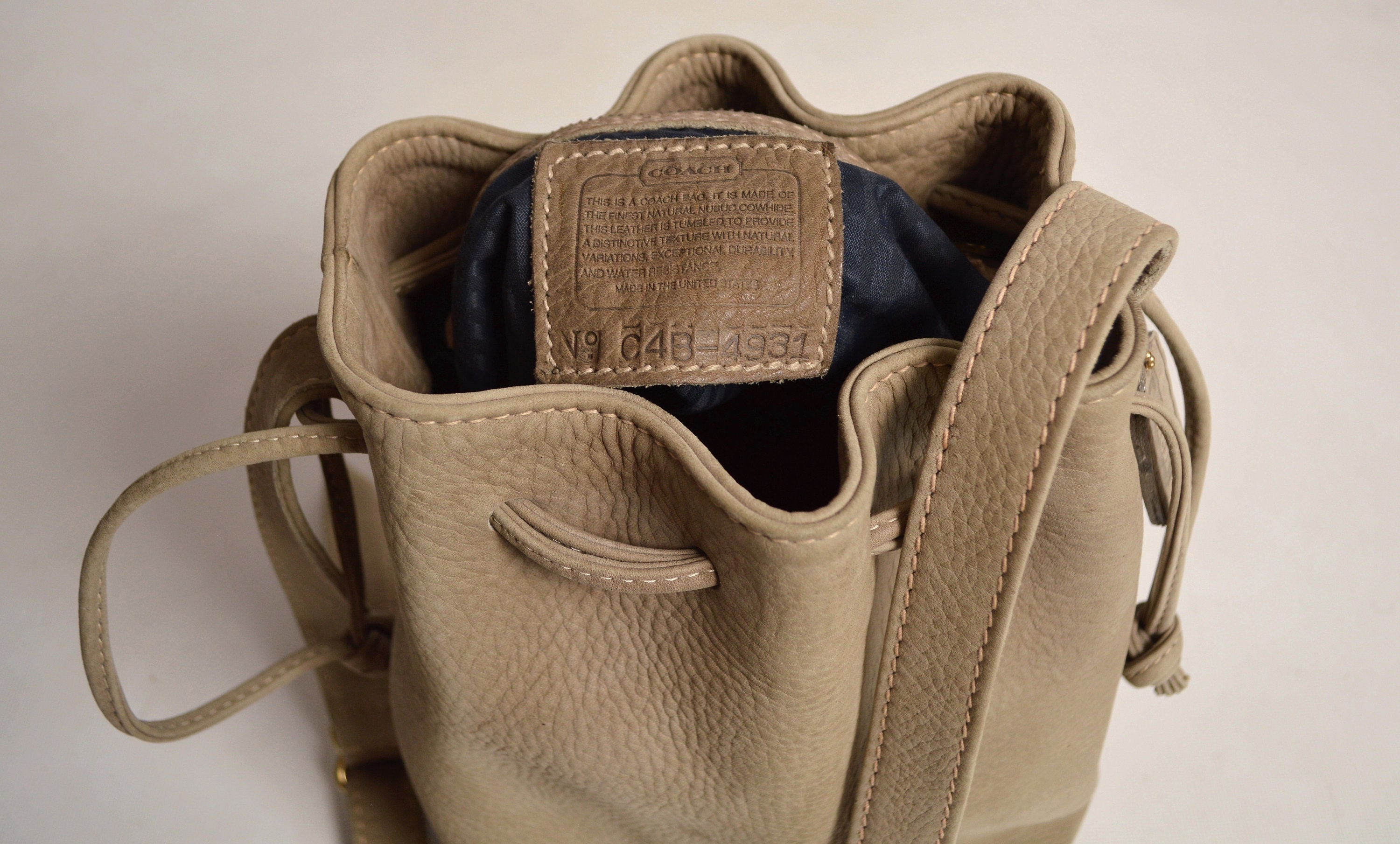 Vintage COACH Bucket Bag / taupe suede