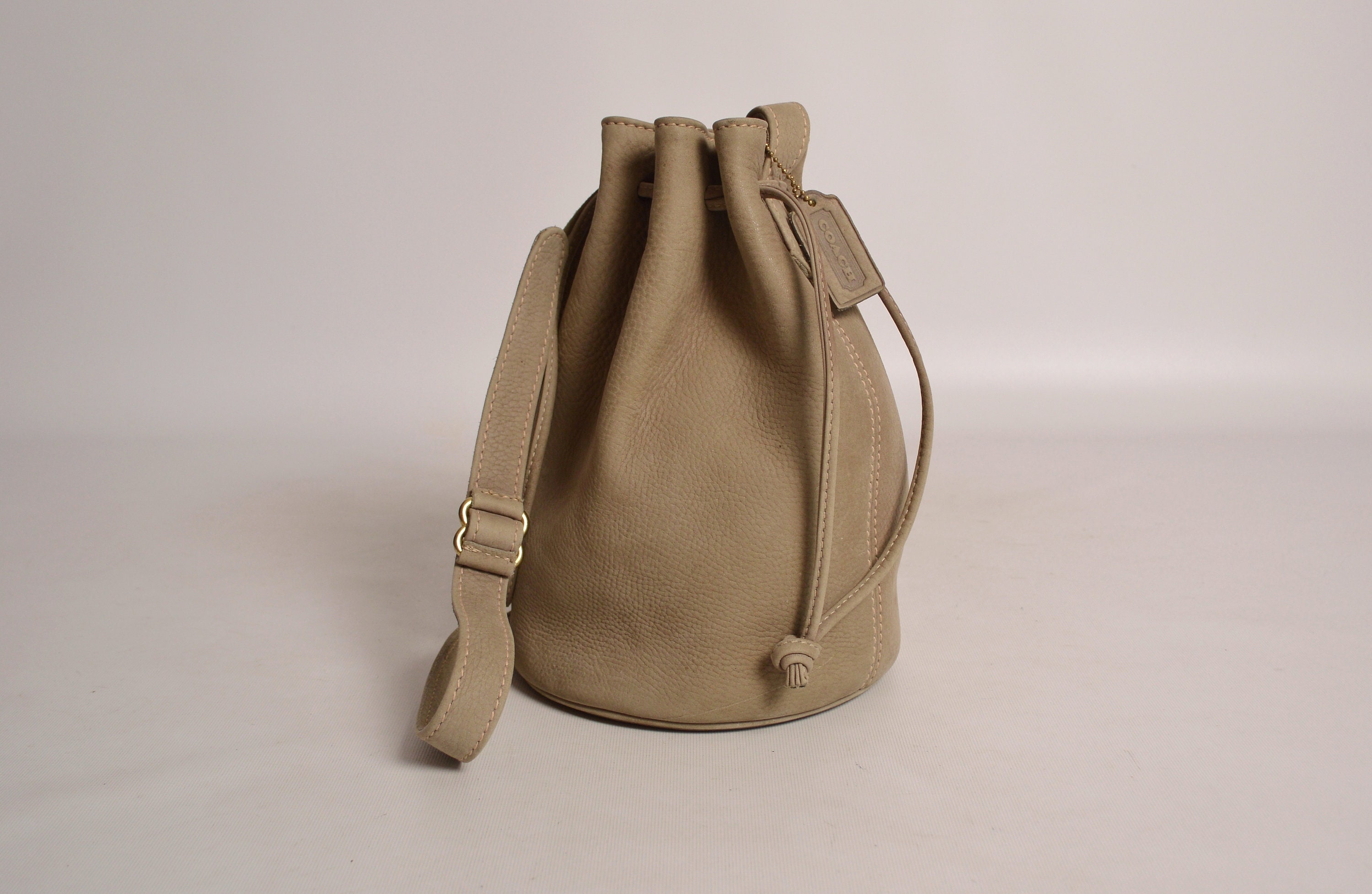 Vintage COACH Bucket Bag / taupe suede