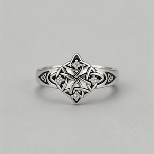 Ring i sterlingsilver med fyra uddar och keltisk knut, oxiderade häx-treenighetsknutsmycken