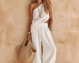 Completo due pezzi in cotone e lino, top monospalla, pantaloni a gamba larga, outfit estivo in stile boho.