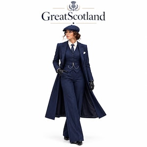 Op de afbeelding: Een marineblauw driedelig pak met krijtstreep, bestaande uit een lange overjas, een gilet en een broek, gecombineerd met een wit overhemd met kraag, een bijpassende das, een platte pet en zwarte handschoenen. De tekst GreatScotland staat erboven.