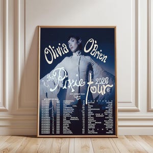 Puede incluir: Un póster de concierto rectangular con fondo azul oscuro y un retrato de Olivia O'Brien con un atuendo blanco. El texto dice Olivia O'Brien the Pixie Tour 2026 con el apoyo de Sophie Cates y una lista de fechas y lugares de la gira.