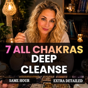 Può includere: Una persona con capelli biondi ondulati e un maglione beige, posizionata dietro un tavolo con carte dei tarocchi. Il testo sovrapposto recita 7 ALL CHAKRAS DEEP CLEANSE, SAME HOUR e EXTRA DETAILED in grassetto bianco e rosa su sfondo scuro.
