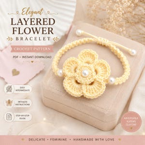 Puede incluir: Una pulsera de ganchillo de color amarillo pálido con una flor superpuesta y una cuenta de perla blanca en el centro. La banda está hecha de hilo trenzado con dos perlas adicionales y un cierre deslizante ajustable para un ajuste seguro.