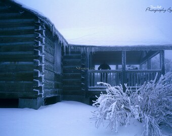 Man op bevroren veranda, Great Smoky Mountains National Park cabine - originele Winter landschapsfotografie, blauw humeurig