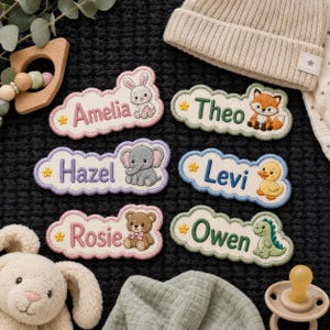 Puede incluir: Seis parches bordados con nombres y bordes festoneados, cada uno con una ilustración de animal única y una pequeña estrella amarilla. Los nombres Amelia, Theo, Hazel, Levi, Rosie y Owen están bordados en varios colores junto a un conejo, zorro, elefante, pato, oso y dinosaurio.
