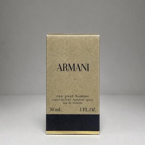 Può includere: Una scatola rettangolare in cartone per l'eau de toilette Armani eau pour homme. La scatola è color marrone chiaro con testo nero che recita ARMANI, eau pour homme, vaporisateur natural spray, eau de toilette, 30 mL e 1 FL. OZ. Una fascia nera alla base.