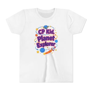 Peut inclure: Un t-shirt blanc à manches courtes avec un motif coloré sur la poitrine. Le design comprend le texte violet CP Kid, Planet Explorer entouré d'illustrations de planètes, d'étoiles et d'une fusée avec une traînée orange.