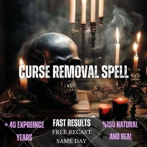 Może przedstawiać: Ciemna ludzka czaszka znajduje się pośród kilku zapalonych świec w słabo oświetlonym otoczeniu. Tekst głosi: CURSE REMOVAL SPELL, + 40 EXPREINCE YEARS, FAST RESULTS, FREE RECAST SAME DAY, %100 NATURAL AND REAL. Scena jest pełna dymu i cieni.
