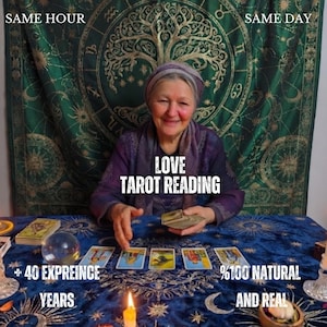 Pode incluir: Uma pessoa com lenço e blusa roxa segura um baralho sobre um pano azul com padrões celestiais dourados. Texto: SAME HOUR, SAME DAY, LOVE TAROT READING, + 40 EXPREINCE YEARS, %100 NATURAL AND REAL. Uma bola de cristal e uma vela estão presentes.