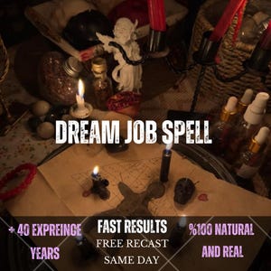 Può includere: Un allestimento rituale con una carta pergamena con una griglia, circondata da candele nere e rosse, una piccola statuetta di angelo bianco e bottiglie di vetro. Il testo recita DREAM JOB SPELL, FAST RESULTS, FREE RECAST SAME DAY, 40 EXPREINCE YEARS, 100% NATURAL AND REAL.