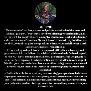 Pode incluir: Uma fotografia circular de uma pessoa sentada a uma mesa com uma toalha azul estampada, cartas de tarot e uma bola de cristal, seguida de um texto intitulado ABOUT ME que apresenta a SofiMailbox, um servi&ccedil;o de tarot intuitivo e orienta&ccedil;&atilde;o.