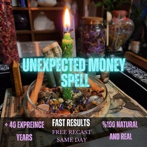 Puede incluir: Una vela verde con una llama encendida se encuentra en un cuenco de cristal lleno de hierbas secas, monedas y un billete enrollado. El texto UNEXPECTED MONEY SPELL, FAST RESULTS, FREE RECAST SAME DAY, + 40 EXPREINCE YEARS, %100 NATURAL AND REAL es visible.