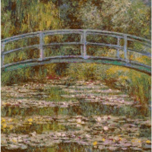 Op de afbeelding: Een schilderij van een brug over een vijver met waterlelies. De brug is gemaakt van hout en heeft een metalen leuning. De waterlelies bloeien en zijn in verschillende kleuren, waaronder wit, roze en geel. De achtergrond is een weelderig groen bos.