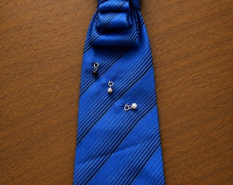 Authentieke Van Heusen koningsblauwe gestreepte statement-stropdas | Met de hand verfraaide one-of-one modieuze stropdas | Uniek cadeau