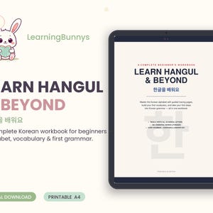 Puede incluir: Un libro de ejercicios digital titulado Learn Hangul & Beyond con un conejo de dibujos animados sosteniendo un libro. La pantalla de la tableta muestra la portada con texto en inglés y coreano, incluyendo alfabeto, vocabulario y gramática.