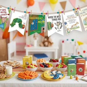Op de afbeelding: Een decoratieve slinger met zes driehoekige vlaggetjes bedrukt met klassieke kinderboekcovers, waaronder If You Give a Mouse a Cookie, The Very Hungry Caterpillar, Goodnight Moon, Where the Wild Things Are en Guess How Much I Love You.