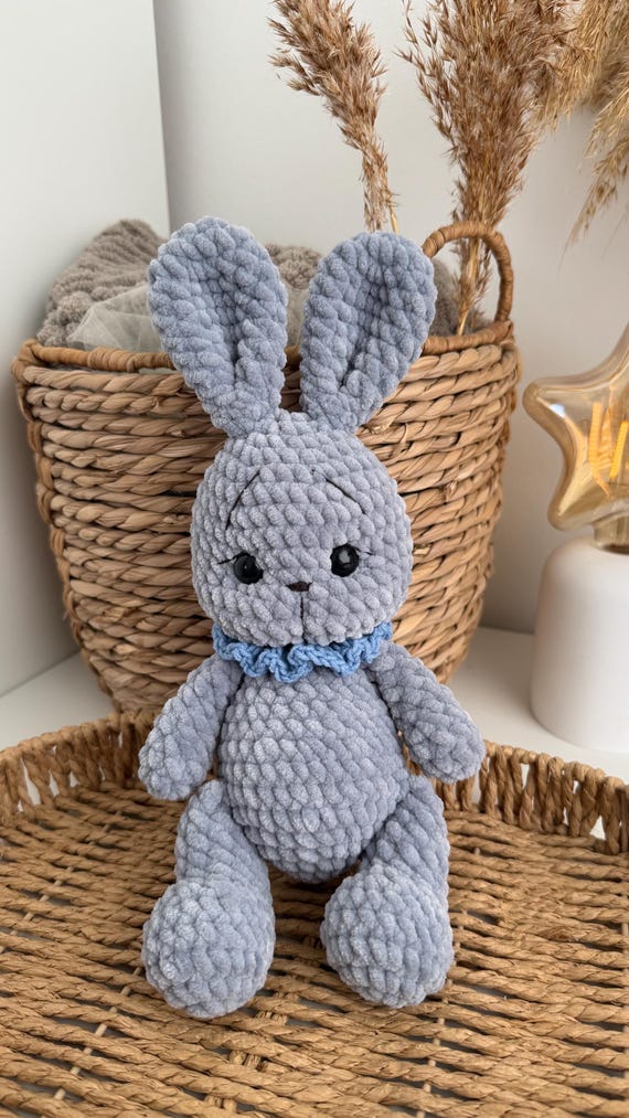 Handgehäkelter Hase ca. 28 cm – Kuscheltier aus Chenillegarn – Handmade Geschenk für Kinder