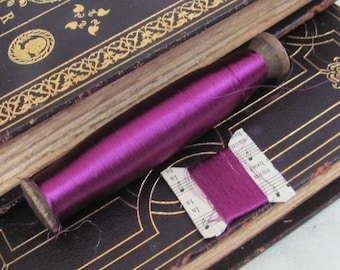 100% Seidenfaden // Antikes frühes Jahrhundert französisches Stickgarn Feiner reiner Seidenfaden // Magenta 20 40 yards // 60+ weitere Farben verfügbar