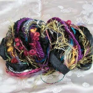 Jewel Tone Black Ribbon Yarn Bundle Lote Surtido Novedad Fancy Premium Fibras Sampler Journal Slow Stitch Weaving Art // 26 yardas en total