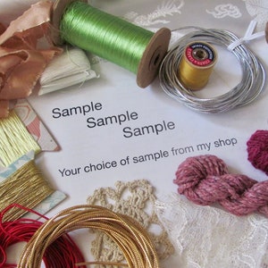 Puede incluir: Una colección de muestras de tela, hilo y hilo. Las muestras incluyen una variedad de colores y texturas, incluyendo rosa, rojo, dorado, verde y plateado. El texto "Sample Sample Sample Your choice of sample from my shop" está escrito en una tarjeta blanca.