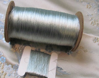 100% Seidenfaden // Antiker Stickgarnfaden aus echter Seide // Hellblau 20 40 60 yards // über 60 Farben in meinem Shop erhältlich