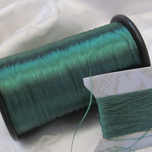 100% seta // Filo di fibra di filo da ricamo antico del primo secolo // Verde 20 40+ iarde a filo singolo o doppio // Oltre 70 colori disponibili