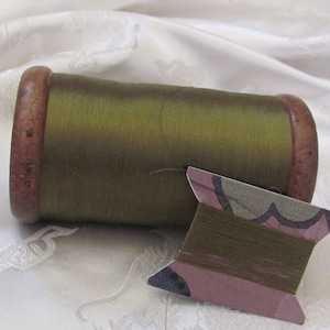 100% seta // Filo da ricamo antico del primo secolo Filo super fine // Verde 20 - 40 o più iarde // Oltre 70 colori disponibili