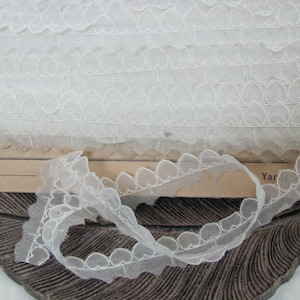 Renda de costura de organza com corações brancos antigos, por volta de 1940 - 15 mm de largura - Vendido por metro Cartão original vintage Huberman & Weidman NY