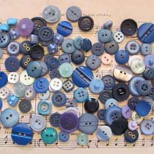 Kavel van 110 gemengde geassorteerde plastic knopen vintage antieke blauwe tinten - nog veel meer kavels beschikbaar in mijn winkel